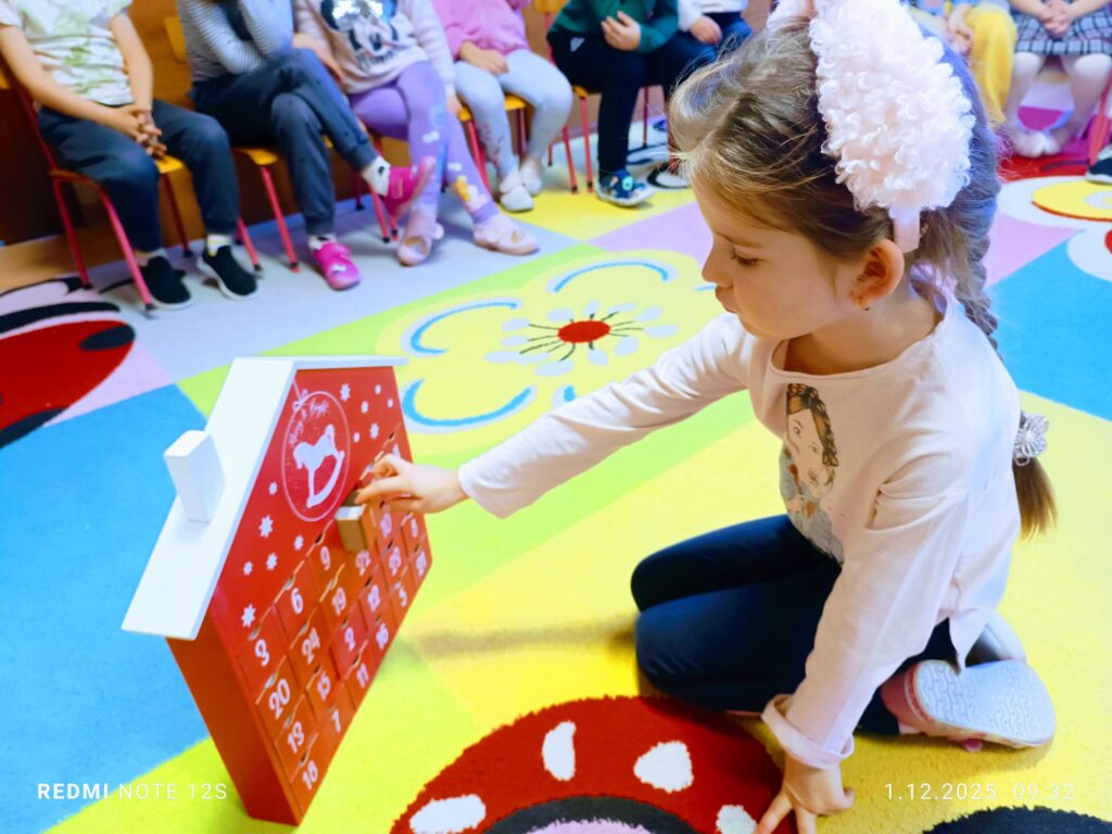 Stoi choinka, pięknie odziana. "Motylki" ją stroiły od samego rana.