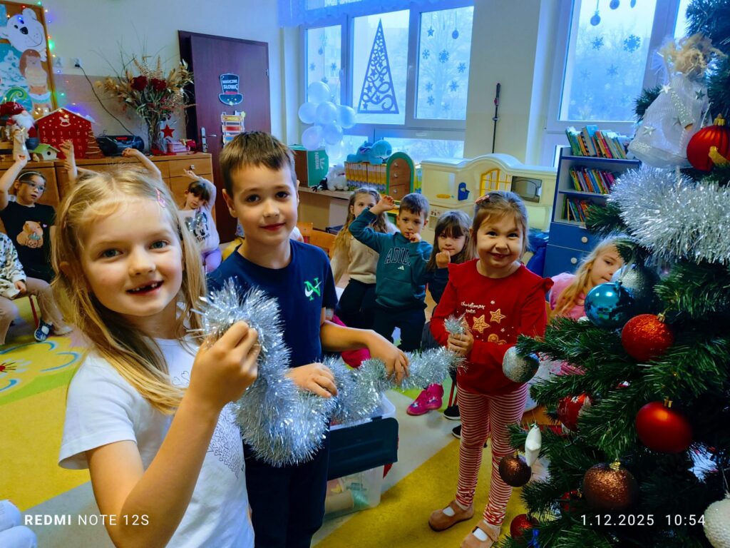 Stoi choinka, pięknie odziana. "Motylki" ją stroiły od samego rana.