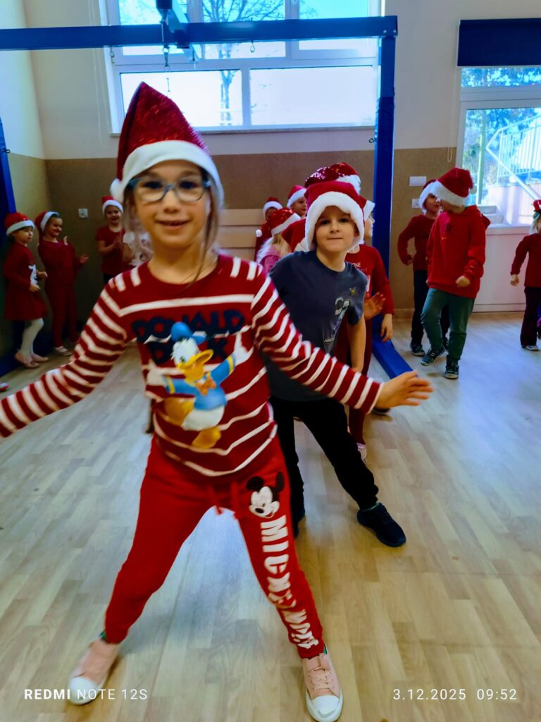 Wyścigi Mikołajów w grupie "Motylki".