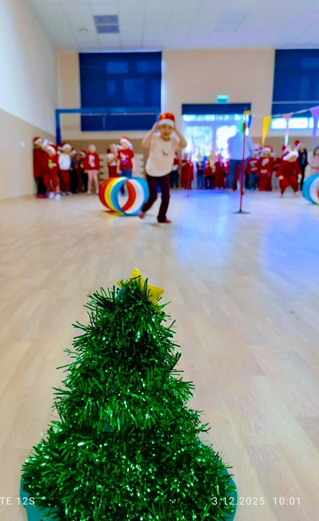 Wyścigi Mikołajów w grupie "Motylki".