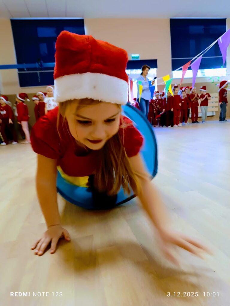 Wyścigi Mikołajów w grupie "Motylki".