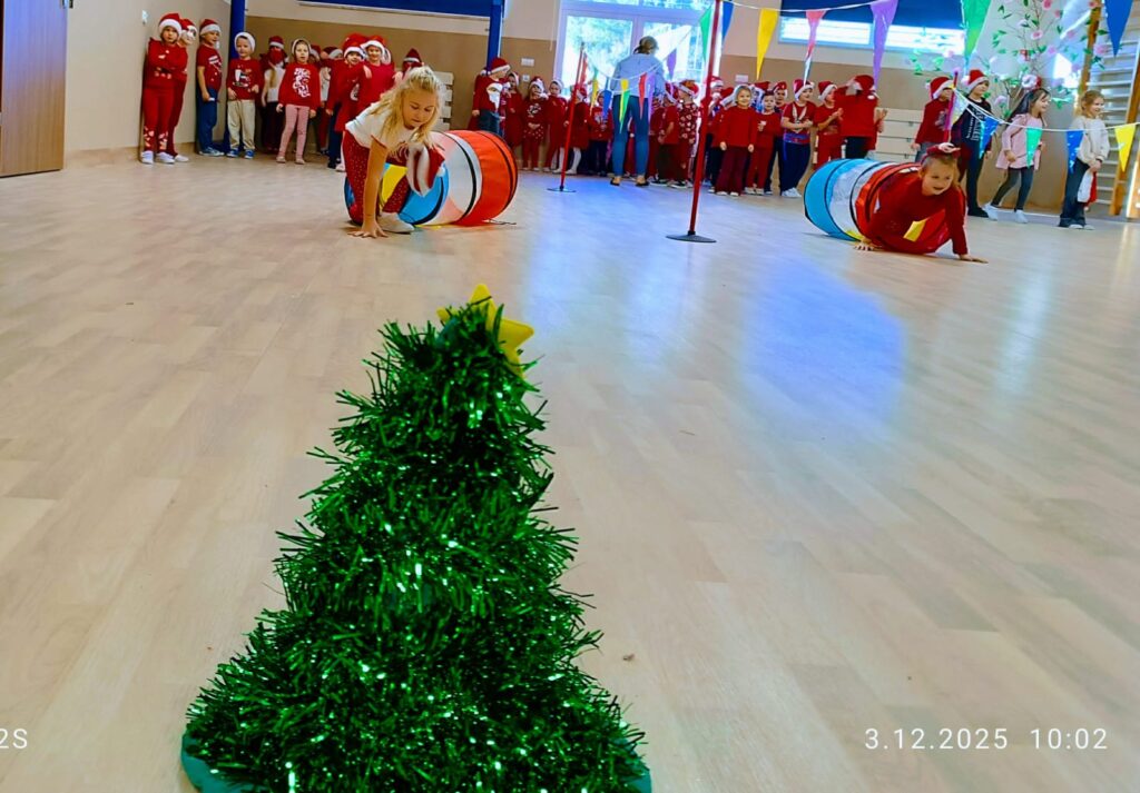 Wyścigi Mikołajów w grupie "Motylki".