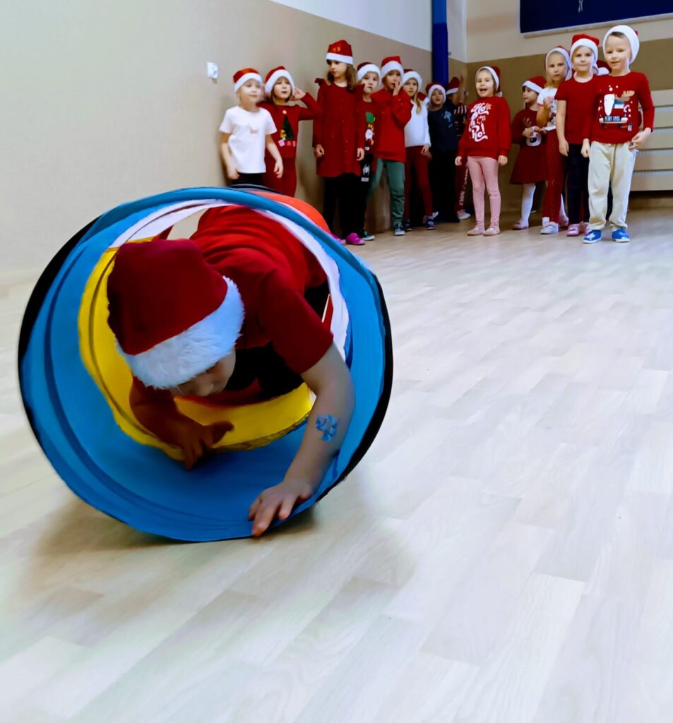 Wyścigi Mikołajów w grupie "Motylki".