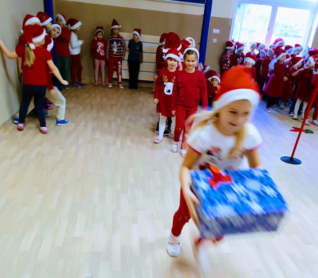 Wyścigi Mikołajów w grupie "Motylki".