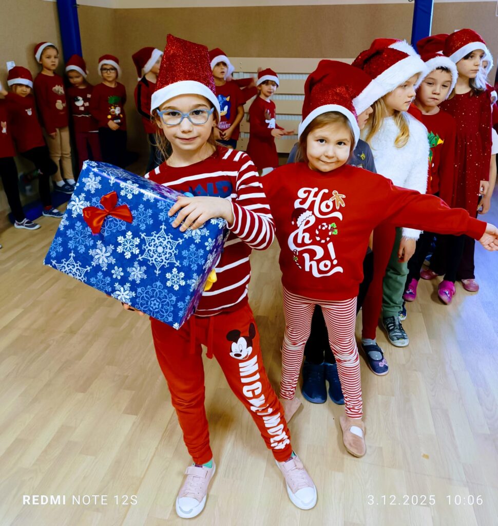 Wyścigi Mikołajów w grupie "Motylki".