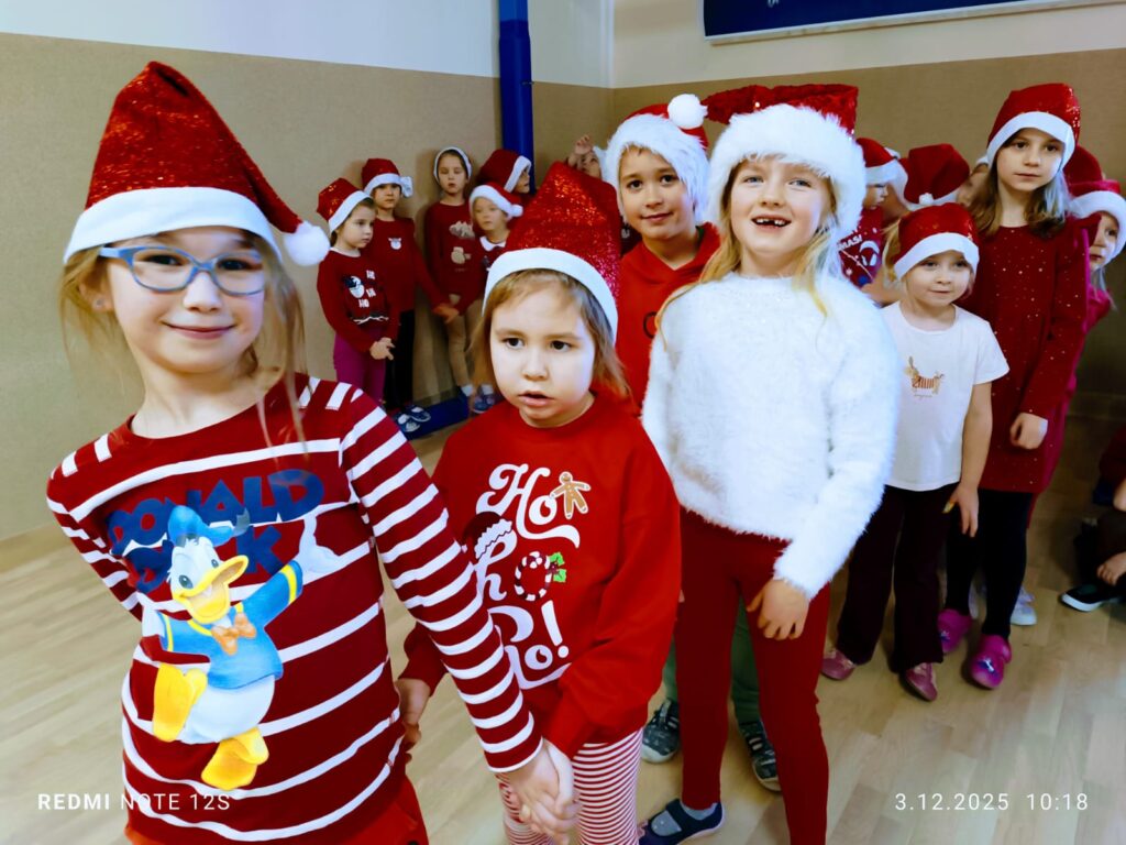 Wyścigi Mikołajów w grupie "Motylki".