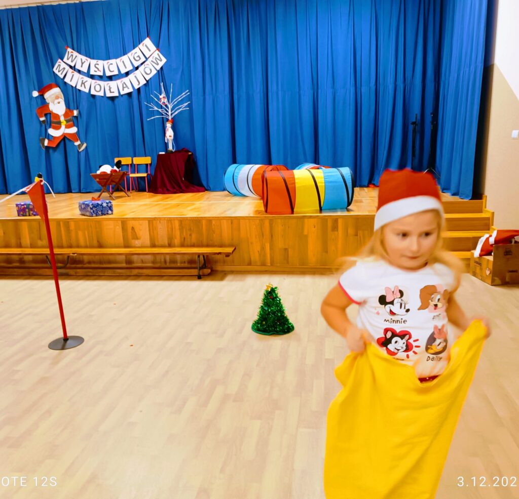 Wyścigi Mikołajów w grupie "Motylki".