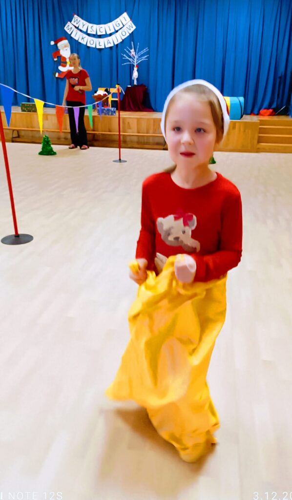 Wyścigi Mikołajów w grupie "Motylki".