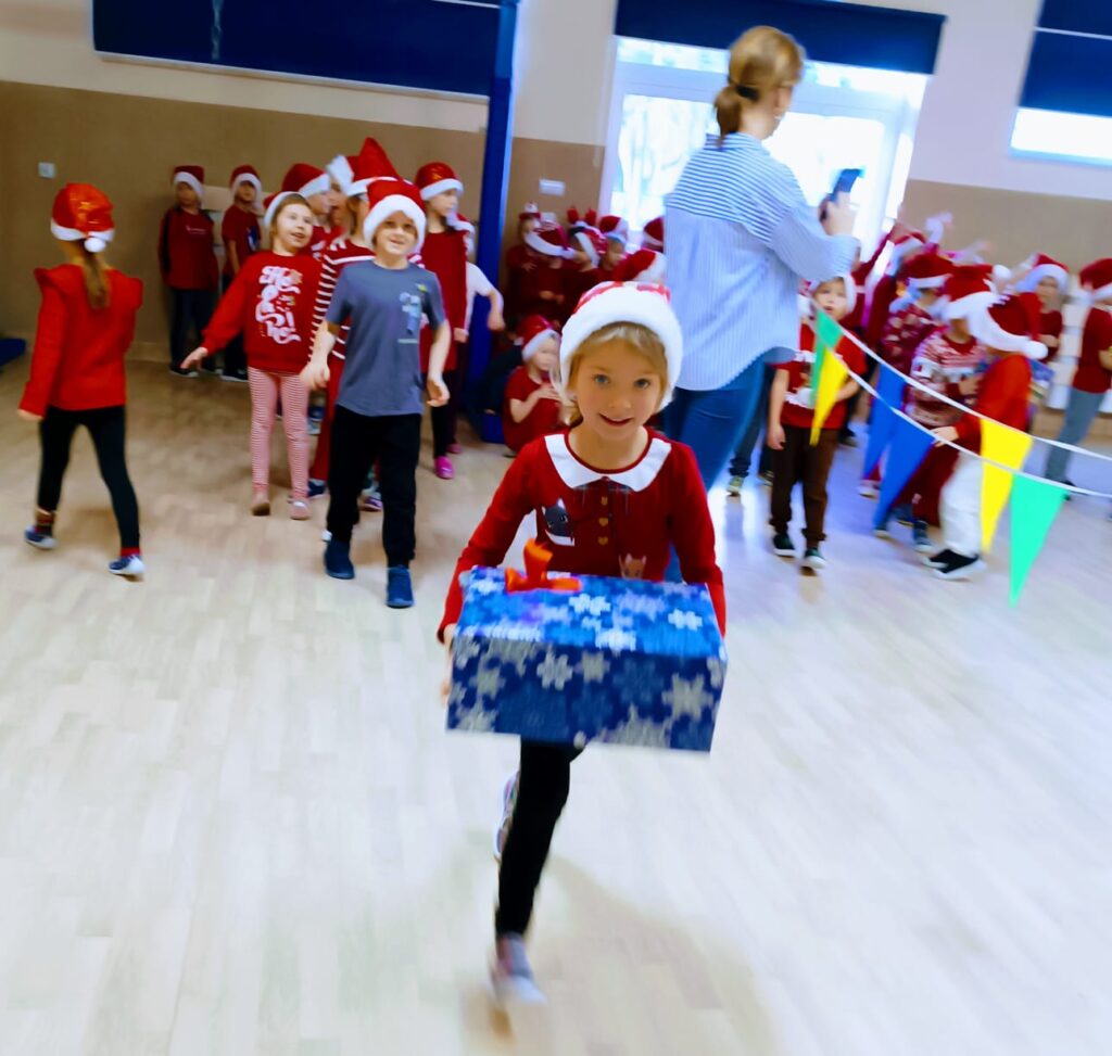 Wyścigi Mikołajów w grupie "Motylki".