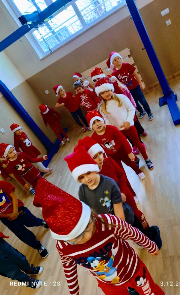 Wyścigi Mikołajów w grupie "Motylki".