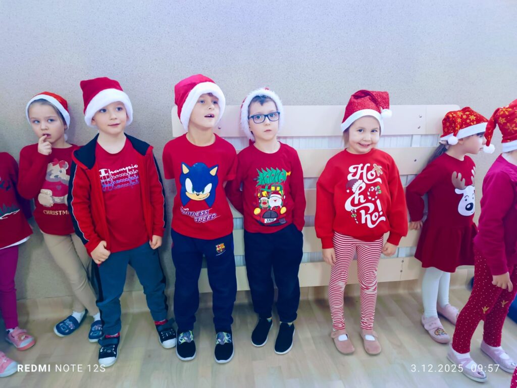 Wyścigi Mikołajów w grupie "Motylki".