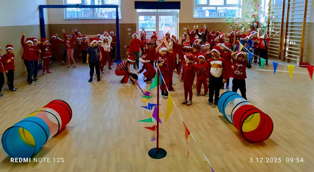 Wyścigi Mikołajów w grupie "Motylki".