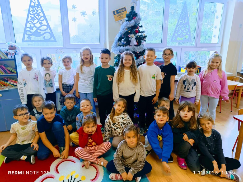 Stoi choinka, pięknie odziana. "Motylki" ją stroiły od samego rana.