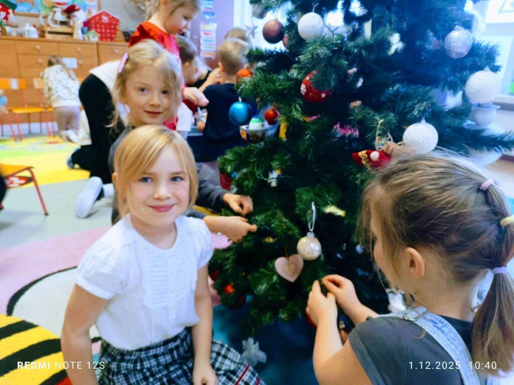 Stoi choinka, pięknie odziana. "Motylki" ją stroiły od samego rana.