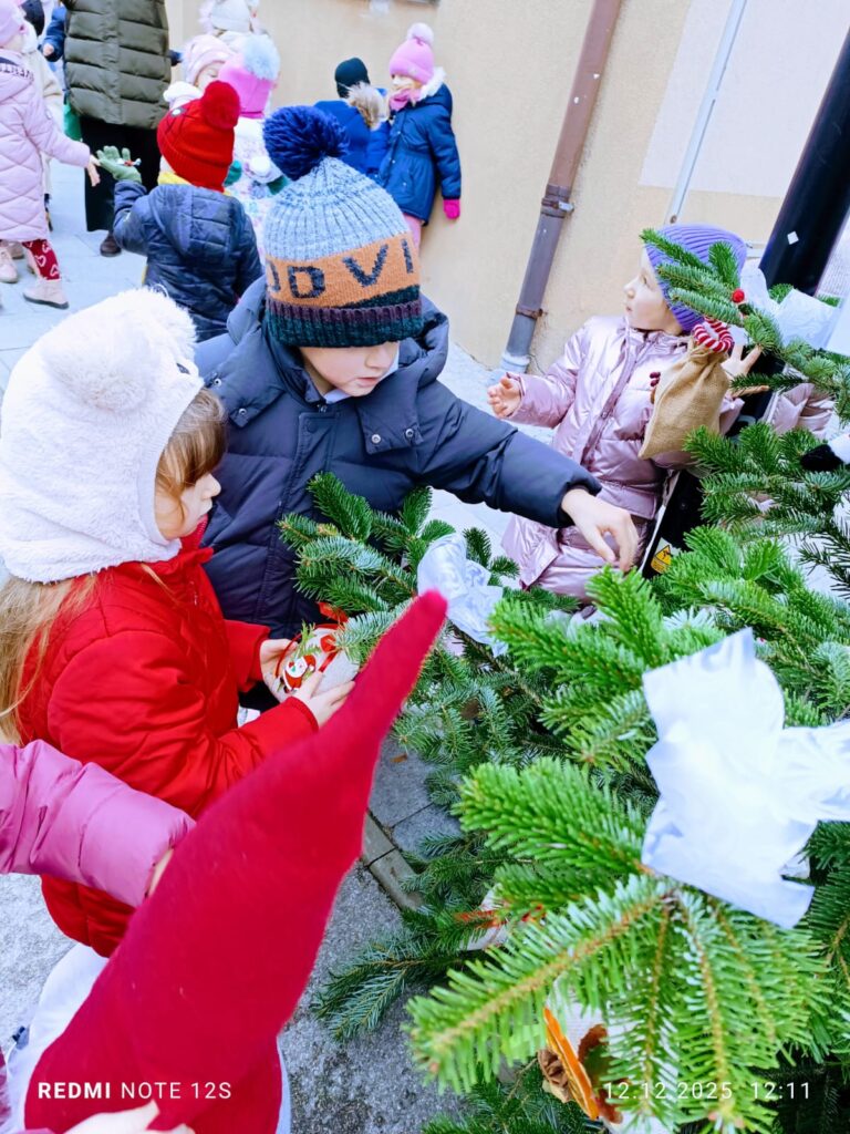 Udział Publicznego Przedszkola Nr 2 w Busku-Zdroju w XI edycji konkursu „Ubierzmy razem choinkę”.