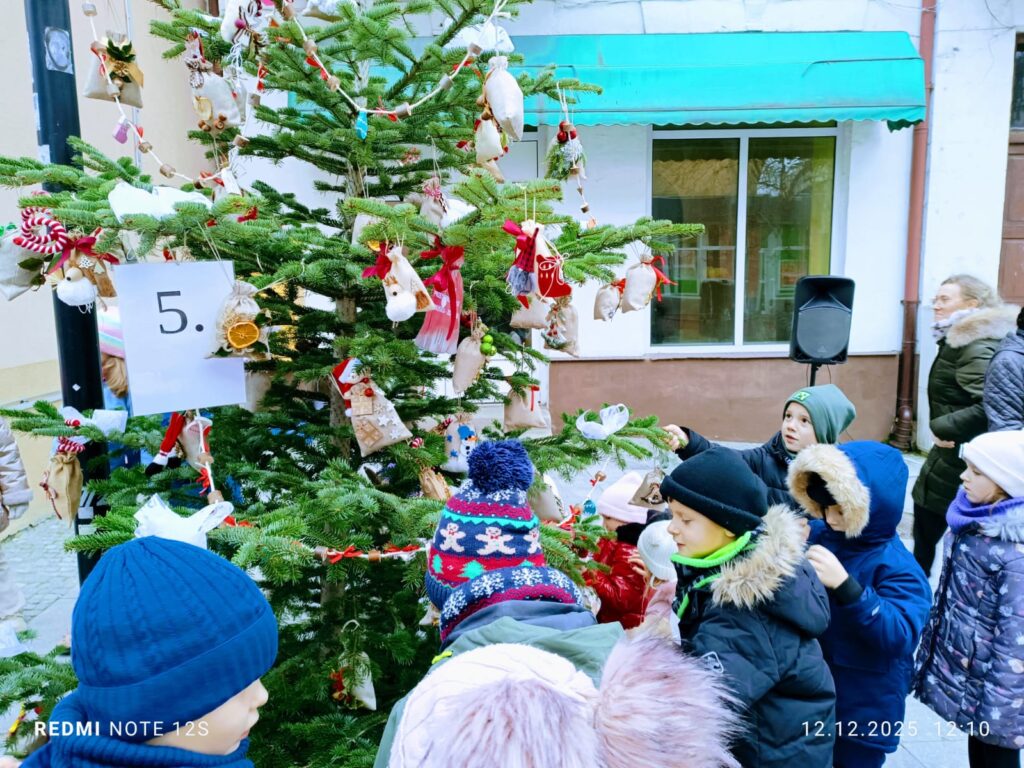 Udział Publicznego Przedszkola Nr 2 w Busku-Zdroju w XI edycji konkursu „Ubierzmy razem choinkę”.