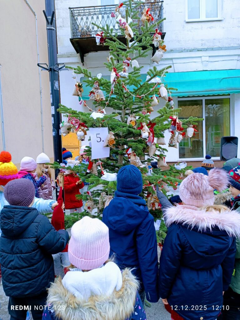 Udział w XI edycji konkursu "Ubierzmy razem choinkę".