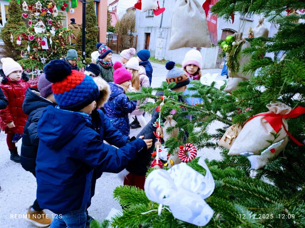 Udział w XI edycji konkursu "Ubierzmy razem choinkę".