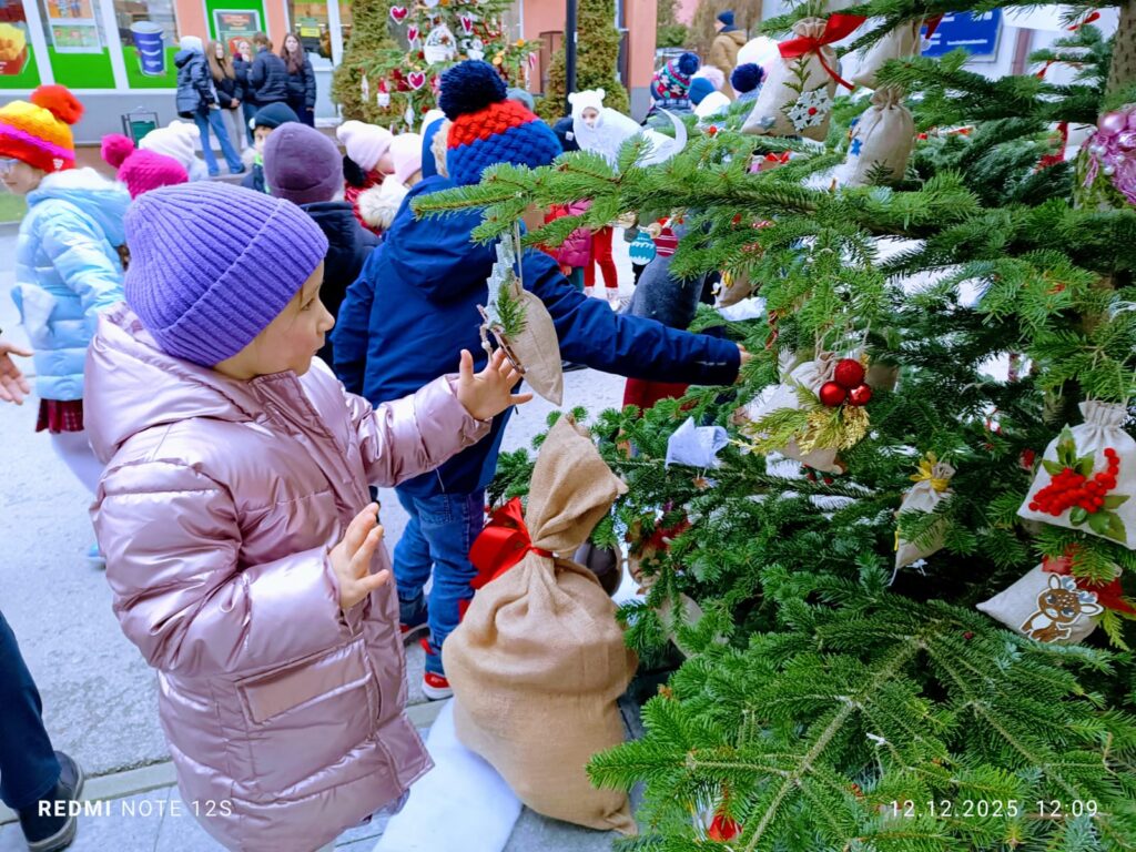 Udział w XI edycji konkursu "Ubierzmy razem choinkę".