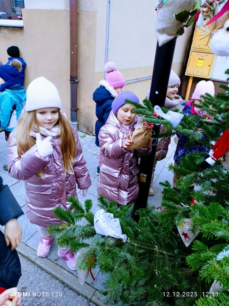 Udział w XI edycji konkursu "Ubierzmy razem choinkę".