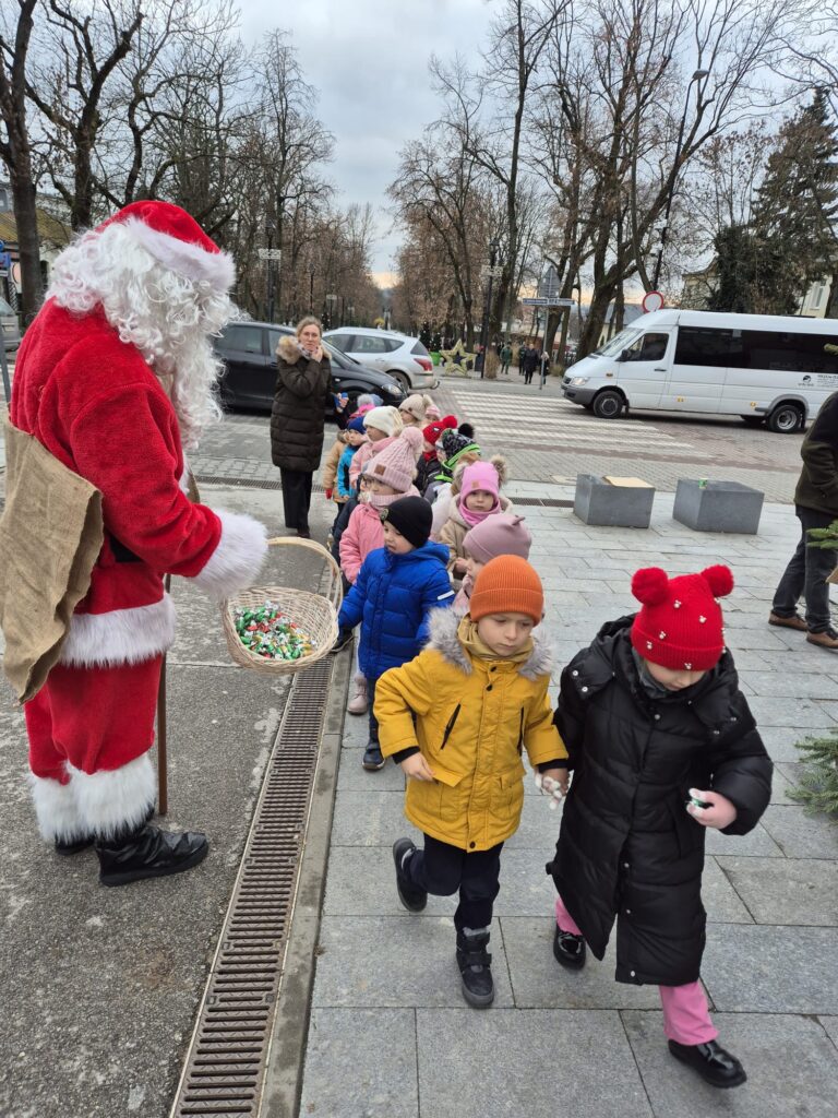 "Wiewiórki" biorą udział w XI edycji konkursu "Ubierzmy razem choinkę".