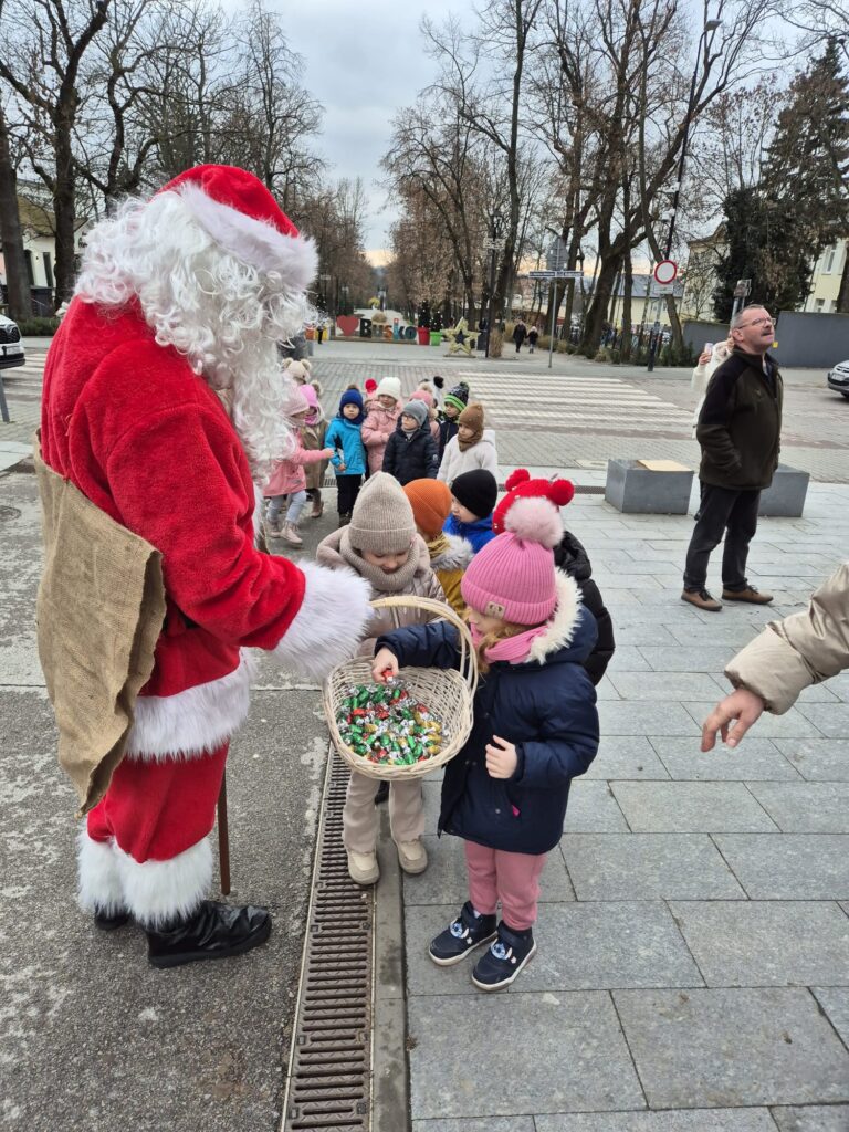 "Wiewiórki" biorą udział w XI edycji konkursu "Ubierzmy razem choinkę".