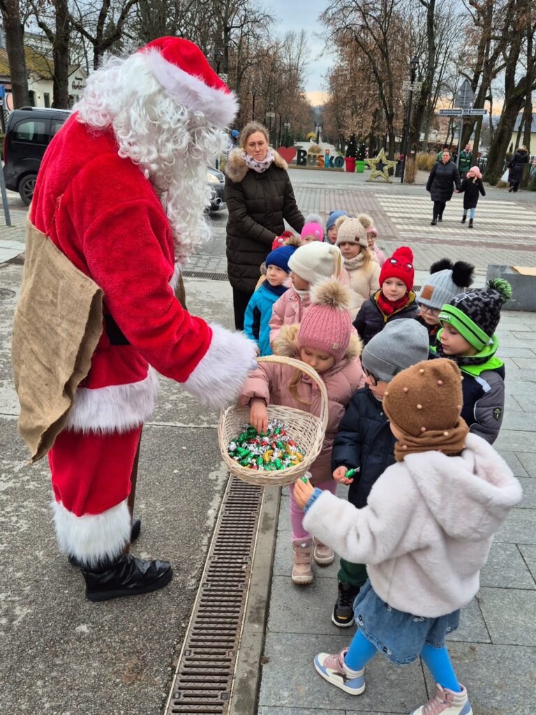"Wiewiórki" biorą udział w XI edycji konkursu "Ubierzmy razem choinkę".