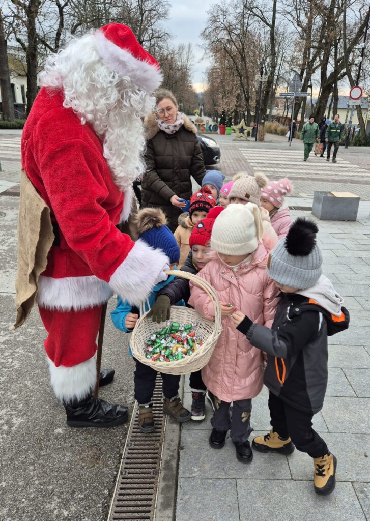 "Wiewiórki" biorą udział w XI edycji konkursu "Ubierzmy razem choinkę".