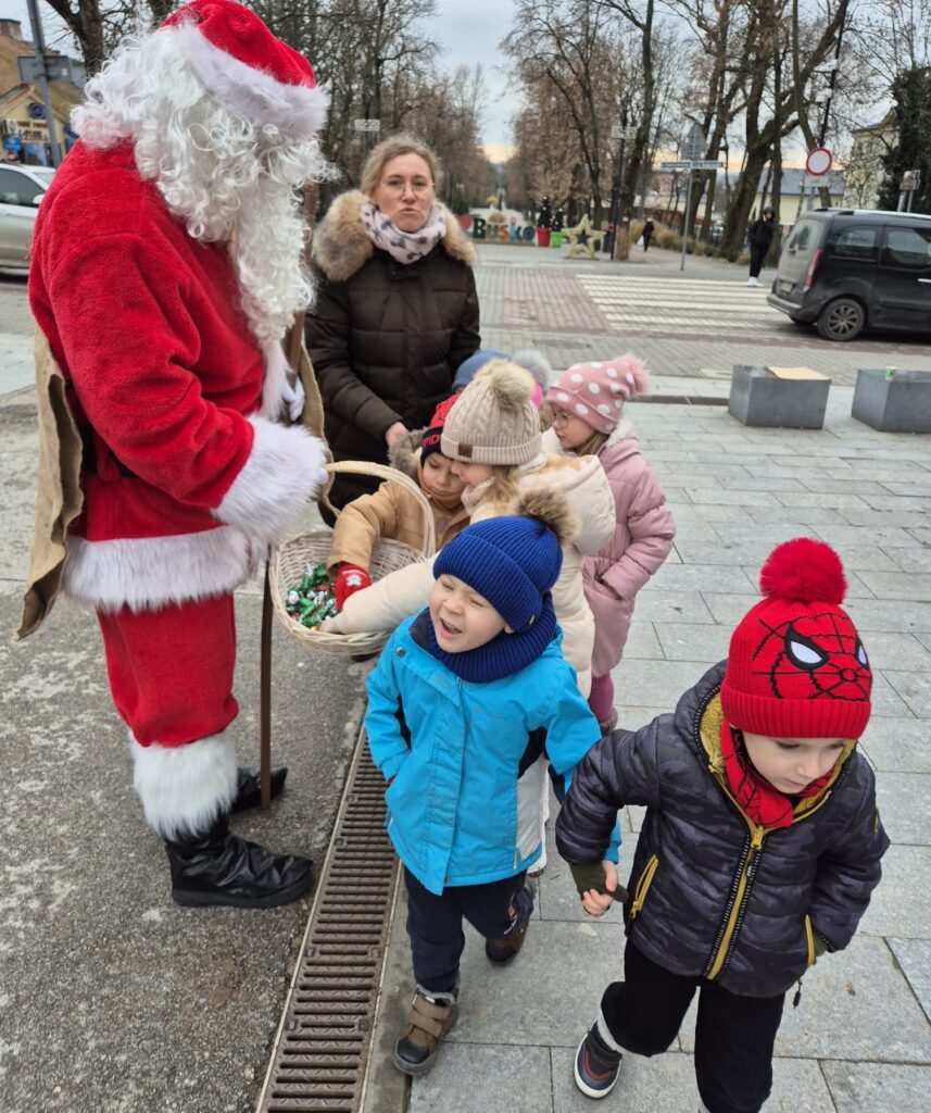 "Wiewiórki" biorą udział w XI edycji konkursu "Ubierzmy razem choinkę".