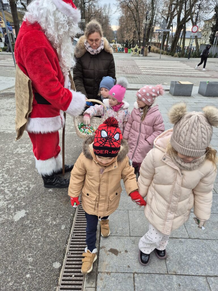 "Wiewiórki" biorą udział w XI edycji konkursu "Ubierzmy razem choinkę".