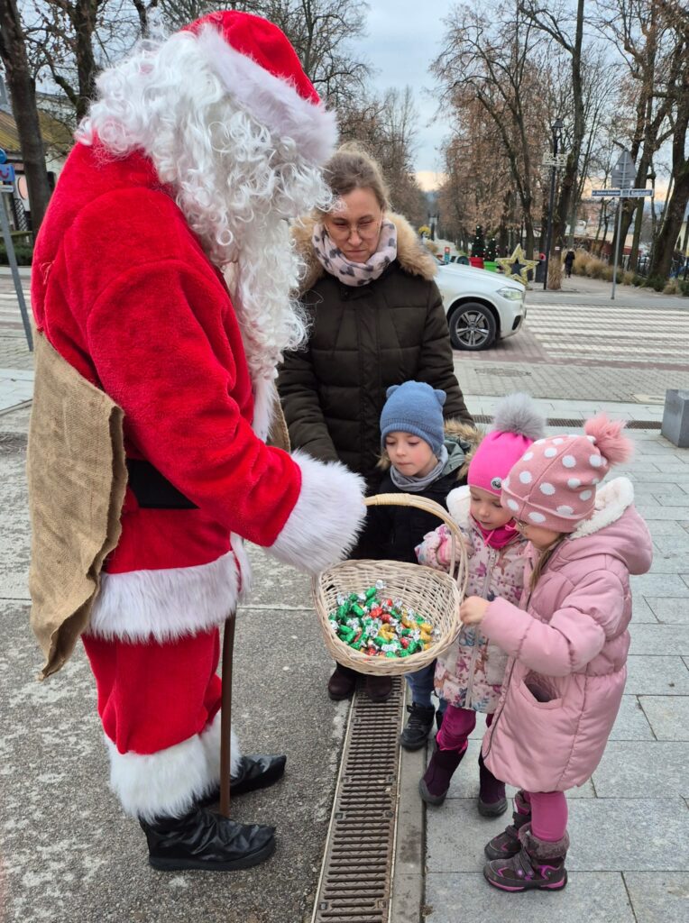 "Wiewiórki" biorą udział w XI edycji konkursu "Ubierzmy razem choinkę".
