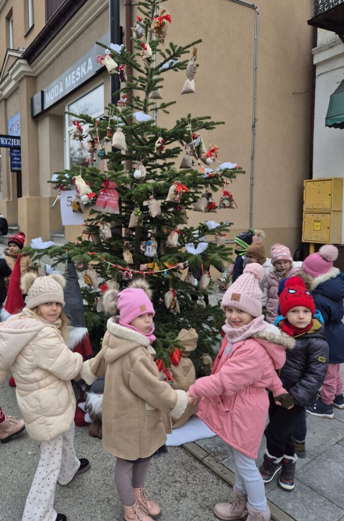 Udział Publicznego Przedszkola Nr 2 w Busku-Zdroju w XI edycji konkursu „Ubierzmy razem choinkę”.