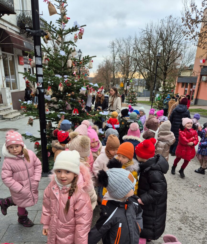Udział Publicznego Przedszkola Nr 2 w Busku-Zdroju w XI edycji konkursu „Ubierzmy razem choinkę”.