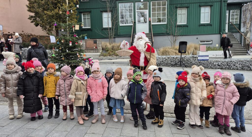 Udział Publicznego Przedszkola Nr 2 w Busku-Zdroju w XI edycji konkursu „Ubierzmy razem choinkę”.
