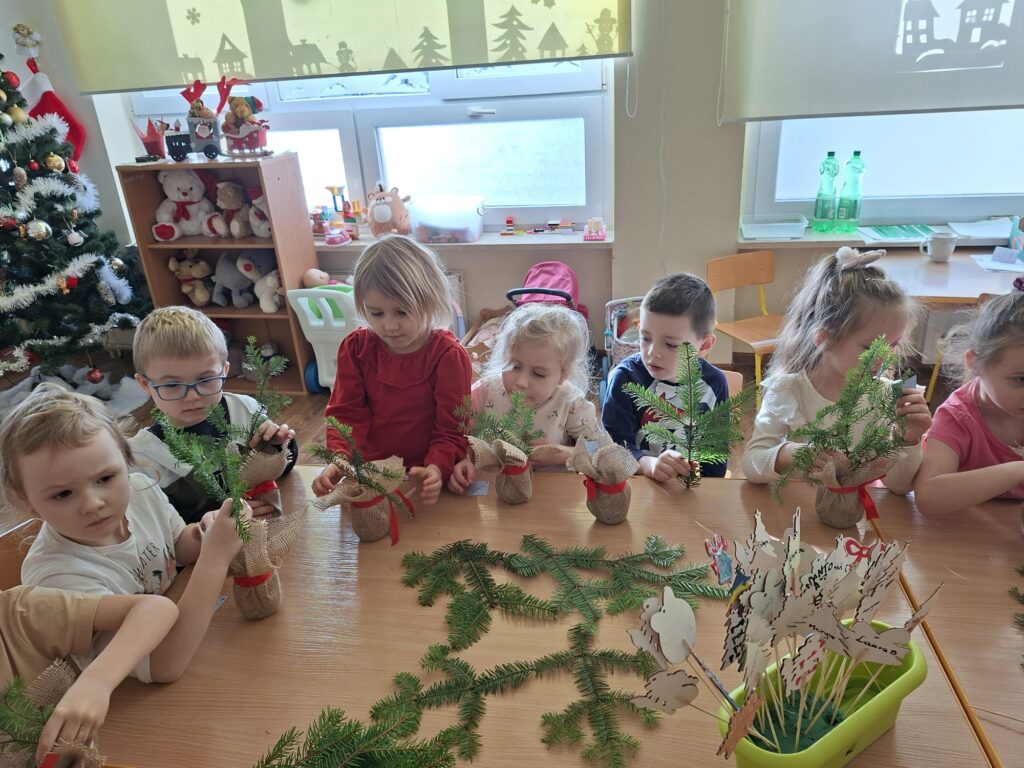 Trwają przygotowania do świąt w grupie "Wiewiórki".
