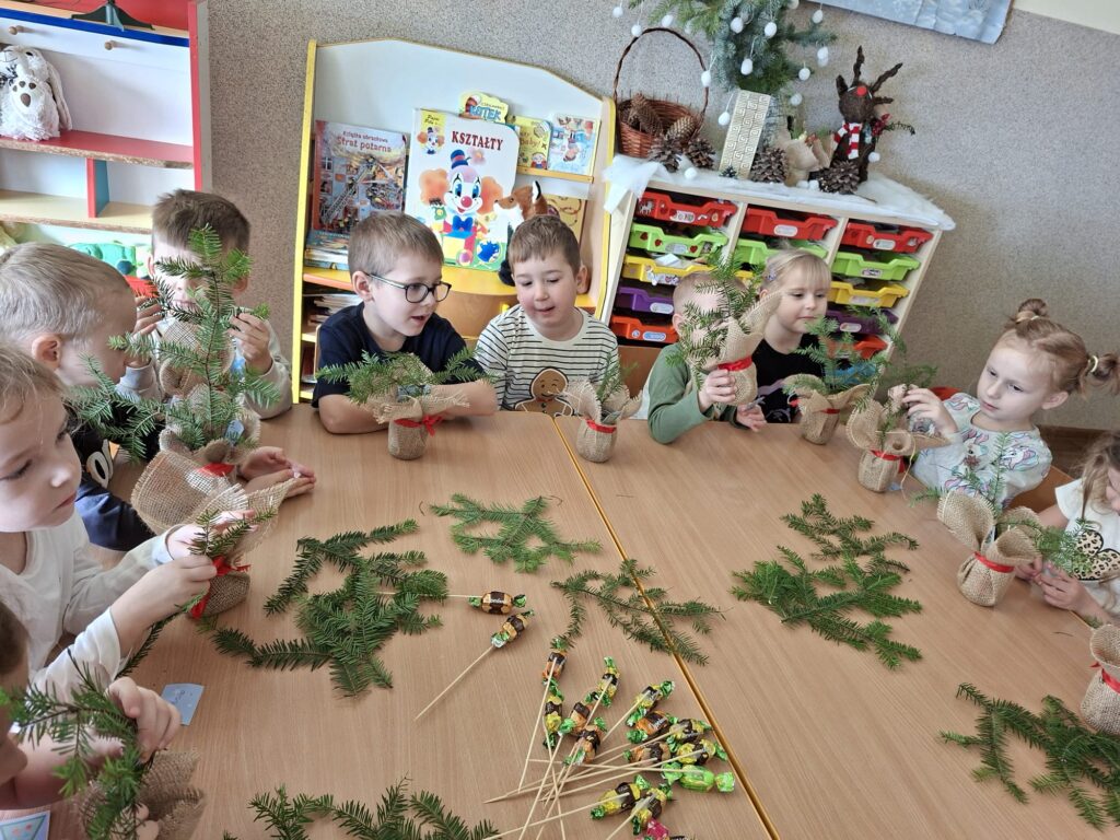 Trwają przygotowania do świąt w grupie "Wiewiórki".