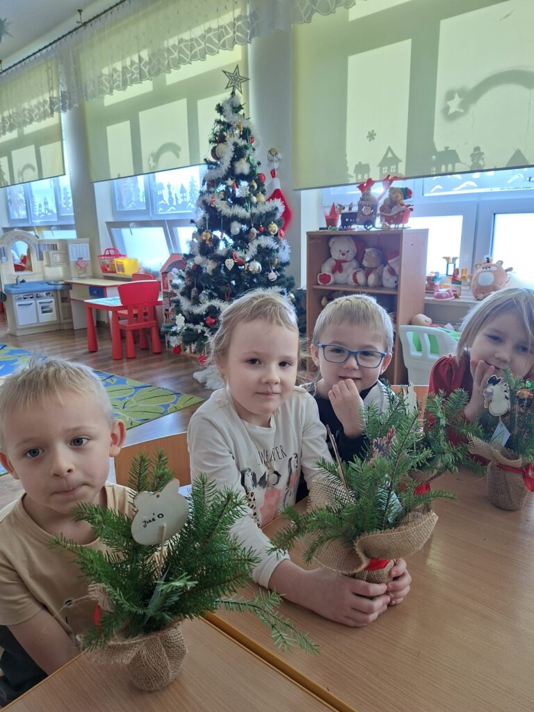Trwają przygotowania do świąt w grupie "Wiewiórki".
