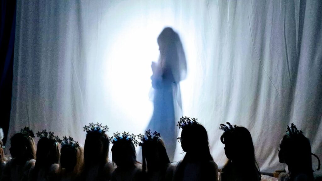 Jasełka Bożonarodzeniowe pt. "Wśród nocnej ciszy" w wykonaniu dzieci z grupy "Motylki".