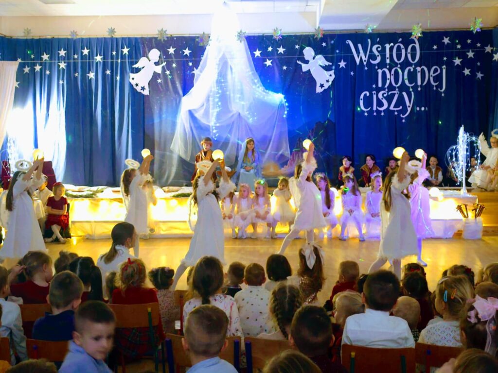 Jasełka Bożonarodzeniowe pt. "Wśród nocnej ciszy" w wykonaniu dzieci z grupy "Motylki".