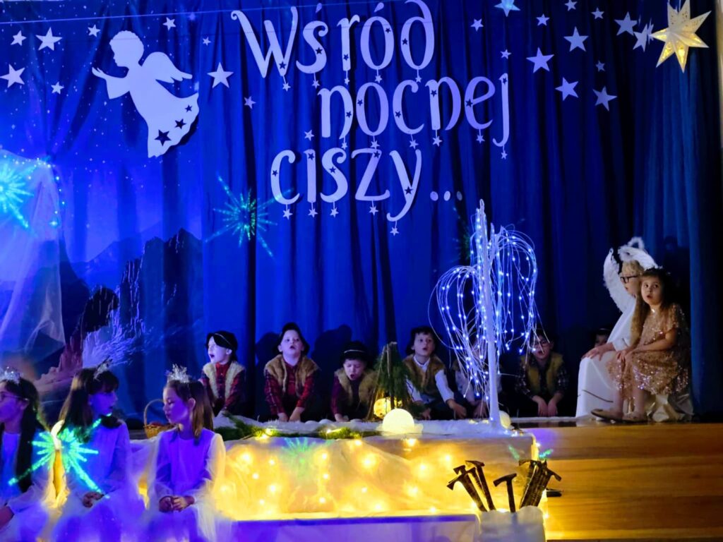 Jasełka Bożonarodzeniowe pt. "Wśród nocnej ciszy" w wykonaniu dzieci z grupy "Motylki".