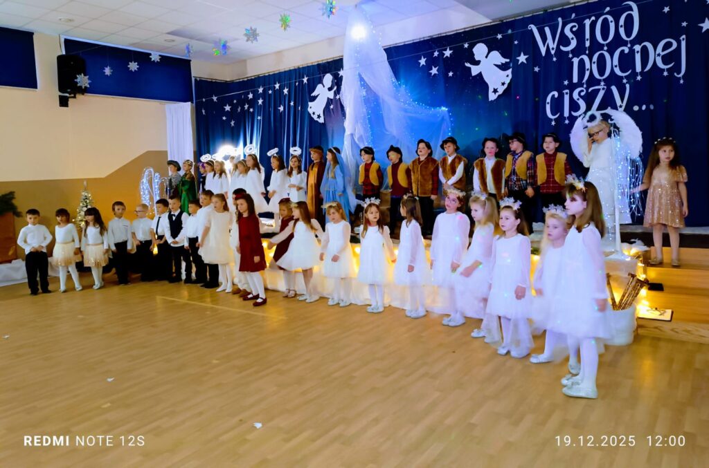 Jasełka Bożonarodzeniowe pt. "Wśród nocnej ciszy" w wykonaniu dzieci z grupy "Motylki".