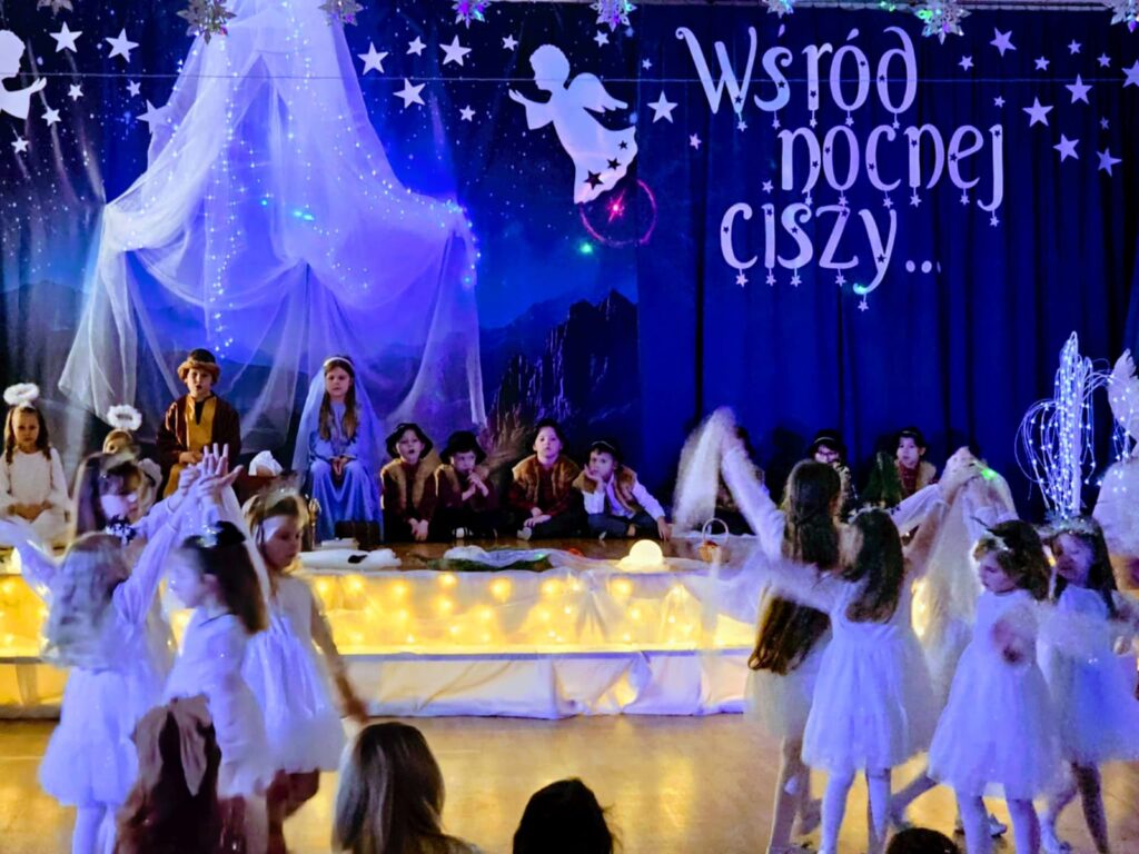 Jasełka Bożonarodzeniowe pt. "Wśród nocnej ciszy" w wykonaniu dzieci z grupy "Motylki".