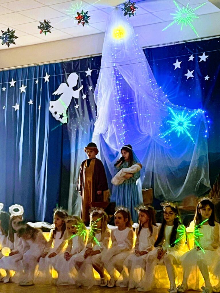 Jasełka Bożonarodzeniowe pt. "Wśród nocnej ciszy" w wykonaniu dzieci z grupy "Motylki".