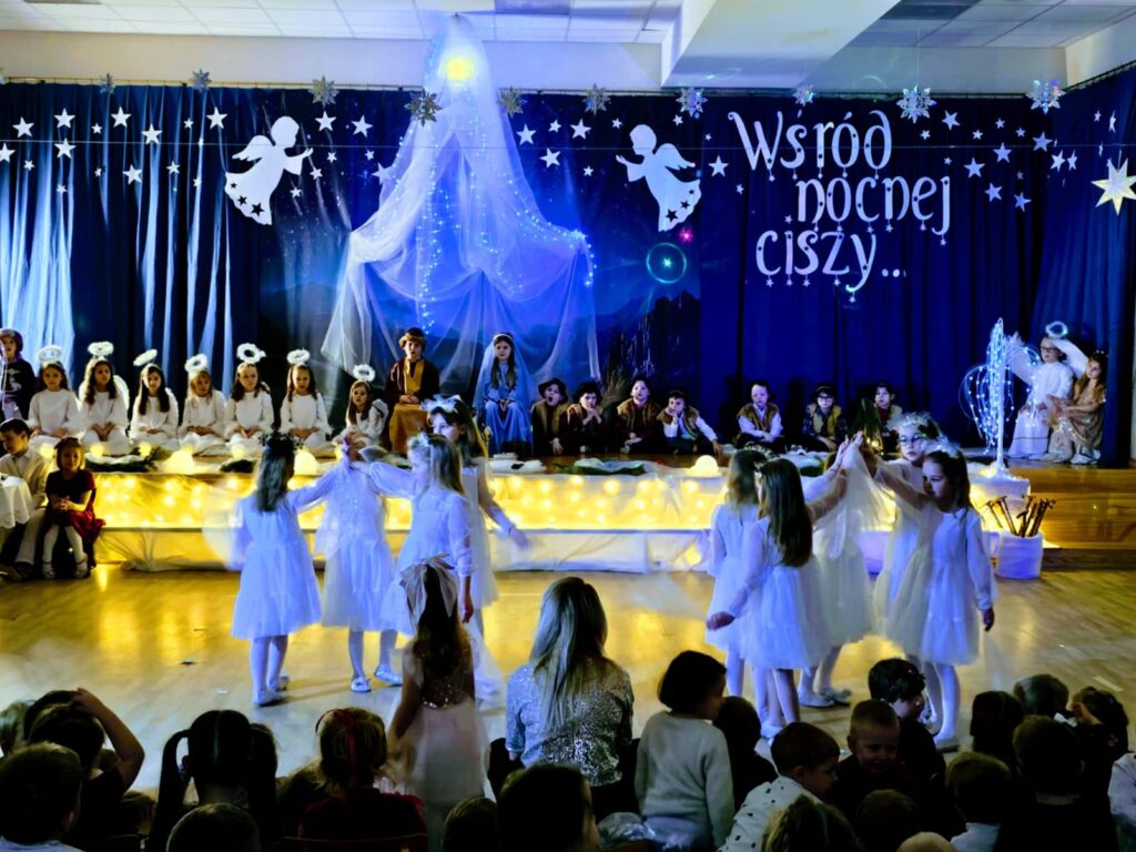 Jasełka Bożonarodzeniowe pt. "Wśród nocnej ciszy" w wykonaniu dzieci z grupy "Motylki".
