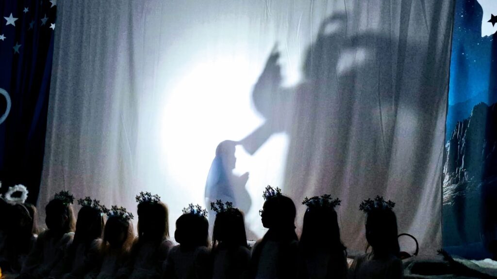 Jasełka Bożonarodzeniowe pt. "Wśród nocnej ciszy" w wykonaniu dzieci z grupy "Motylki".