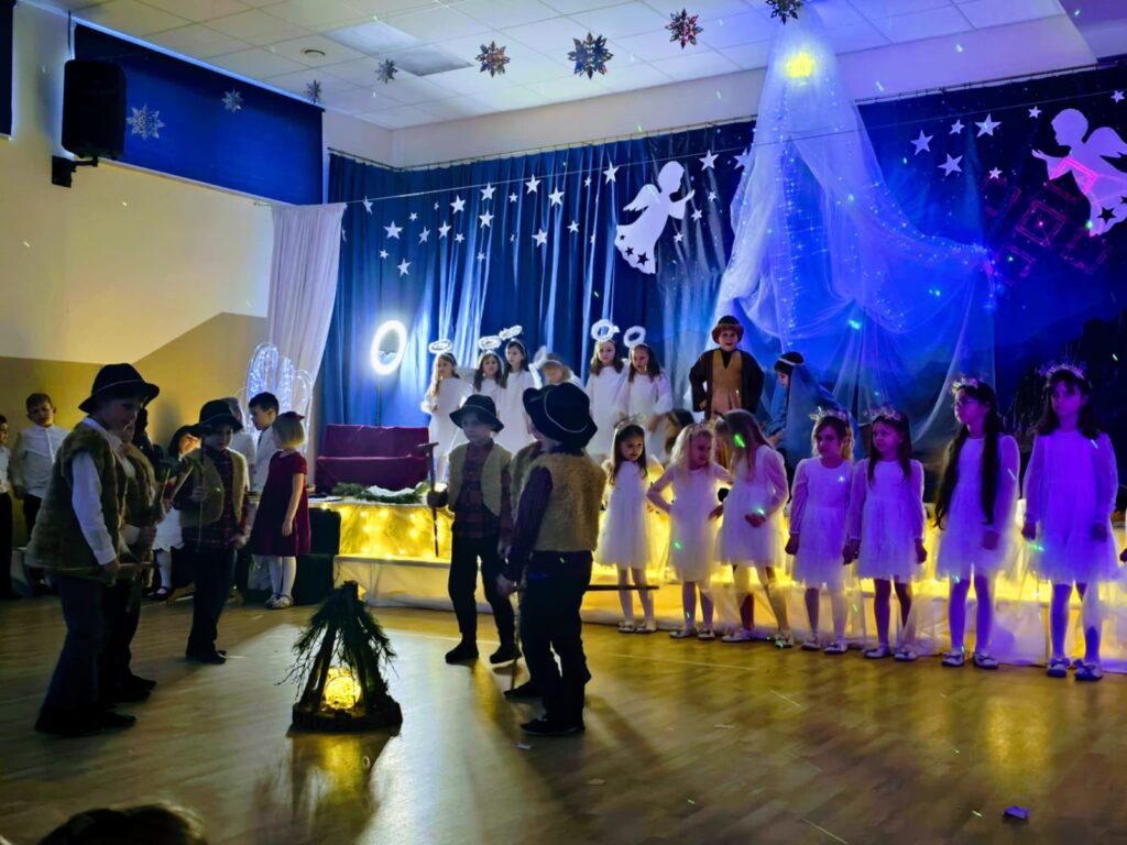 Jasełka Bożonarodzeniowe "Wśród nocnej ciszy" w grupie "Pszczółki".