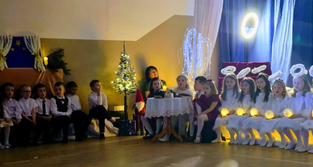 Jasełka Bożonarodzeniowe "Wśród nocnej ciszy" w grupie "Pszczółki".