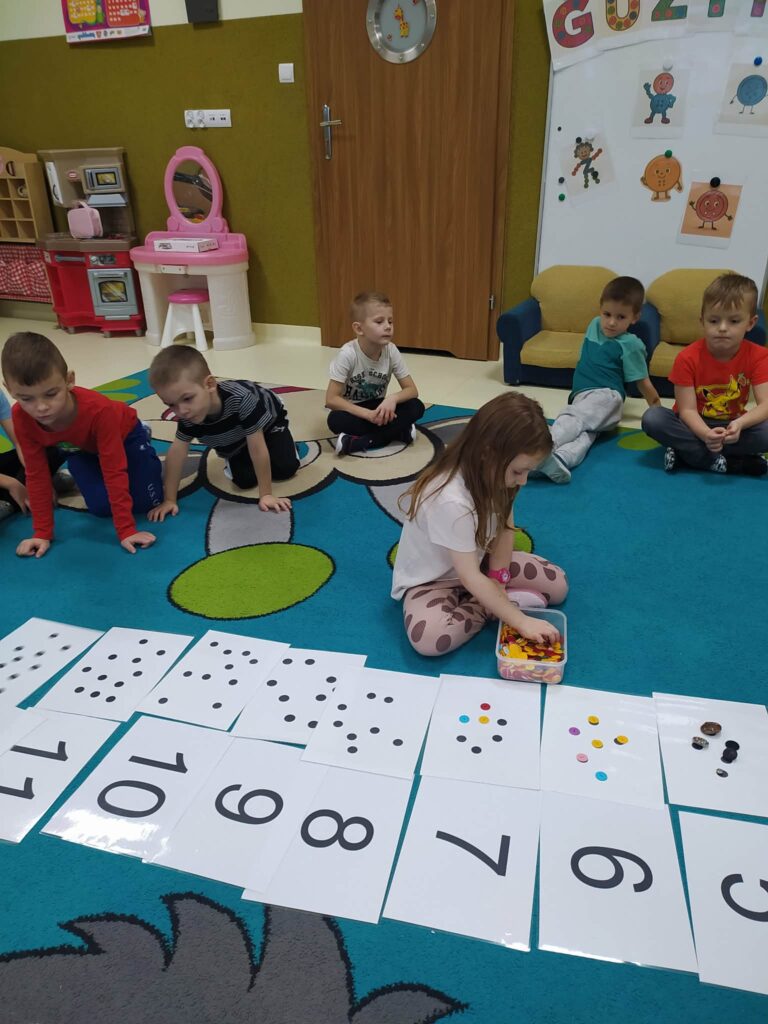 DZIEŃ GUZIKA - GRUPA ŻYRAFKI 