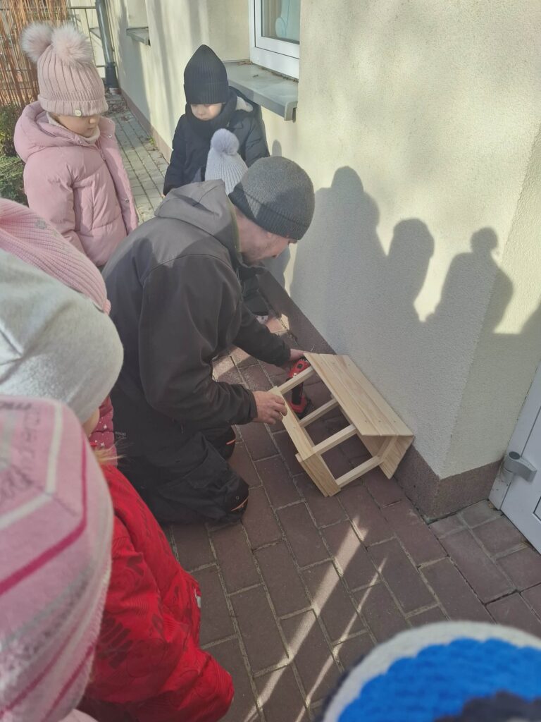 PAPUŻKI DBAJĄ O PTASZKI