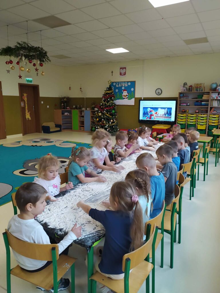 SENSORYKA DLA SMYKA - RYSOWANIE NA MĄCE